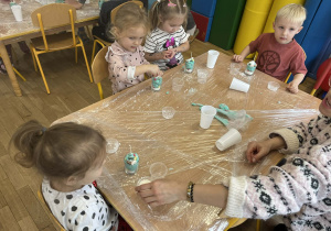 Dzieci podczas wykonywania świec