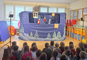 Dzieci oglądają przedstawienie