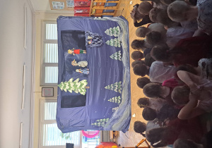 Dzieci oglądają przedstawienie