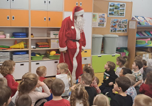 Spotkanie dzieci z Mikołajem