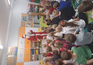 Spotkanie dzieci z Mikołajem