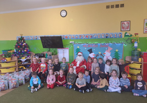 Dzieci z grupy I z Mikołajem