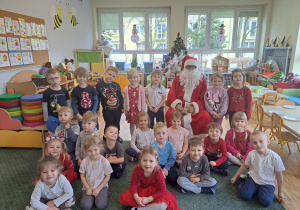Dzieci z grupy II z Mikołajem
