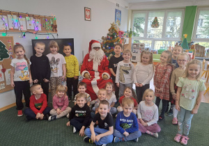 Dzieci z grupy III z Mikołajem