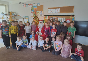 Dzieci z grupy IV z Mikołajem