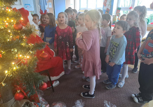 Dzieci z grupy IV śpiewają piosenkę Mikołajowi