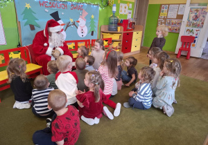 Mikołaj rozmawia z dziećmi z grupy I