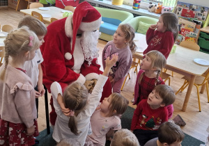 Mikołaj rozmawia z dziećmi z grupy II
