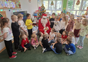 Dzieci z grupy III rozmawiają z Mikołajem