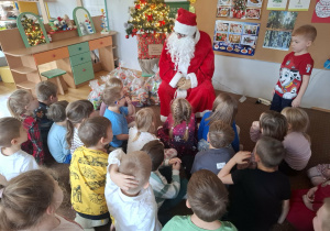 Mikołaj rozmawia z dziećmi z grupy IV