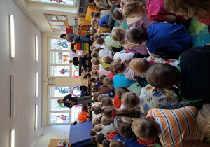 Dzieci słuchają gry na saksofonie