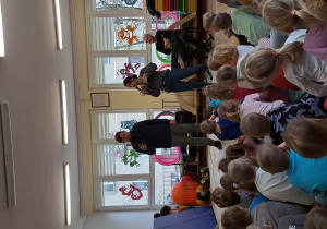 Dzieci oglądają flet macedoński