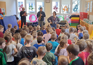 Dzieci tańczą do bałańskich rytmów