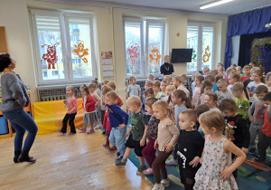 Dzieci tańczą do bałańskich rytmów