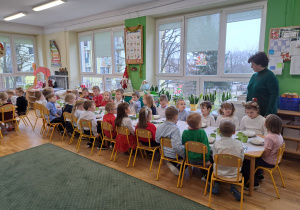 Pani dyrektor składa życzenia dzieciom z grupy III i IV