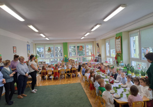 Dzieci z grupy III i IV podczas obiadu wigilijnegi