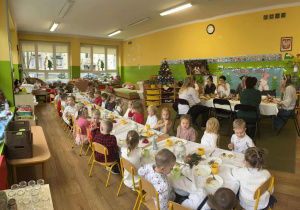 Dzieci z grupy I i II podczas obiadu wigilijnego