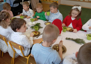 Dzieci z grupy IV podczas obiadu wigilijnego