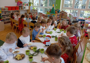 Dzieci z grupy III i IV podczas obiadu wigilijnego