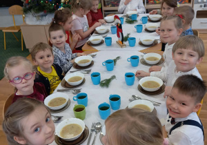 Dzieci z grupy III przy stole