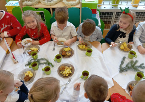 Dzieci z grupy IV podczas obiadu wigilijnego