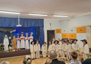 Dzieci śpiewają pastorałkę