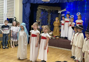 Dzieci podczas składania życzeń świątecznych