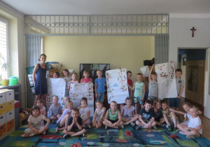 grupowe zdjęcie dzieci na zakończenie zajęć o zdrowym odżywianiu z wykonanymi plakatami