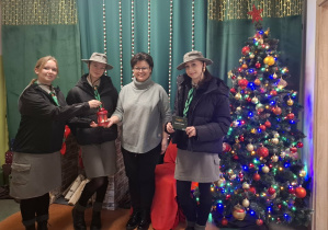 Harcerki przekazują Betlejemskie Światełko Pokoju pani dyrektor