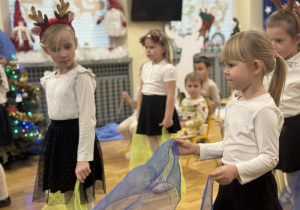 Dziewczynki podczas tańca z chustami