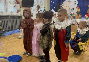 Dzieci przebrane za zabawki podczas występu