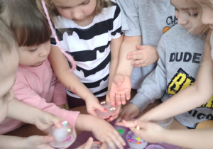 Dzieci dotykają lód