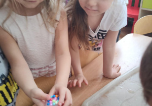 Dzieci oglądają lód