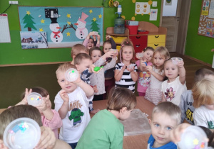 Dzieci oglądają kubeczki z lodem