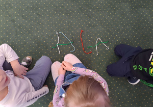 Wyraz Ala ułożony ze sznurówek