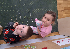 Wyraz Ola ułożony ze sznurówek