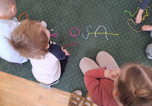 Wyraz Osa ułożony ze sznurówek