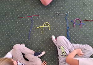 Wyraz Tata ułożony ze sznurówek