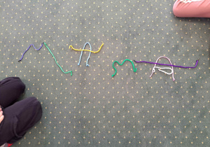 Wyraz Mama ułożony ze sznurówek