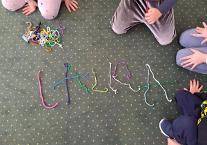 Wyraz Lalka ułożony ze sznurówek