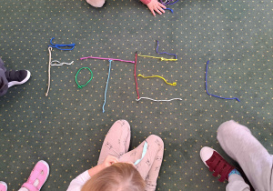 Wyraz Fotel ułożony ze sznurówek