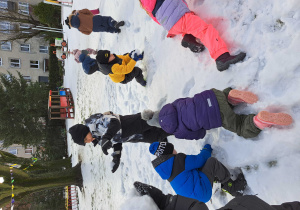 Dzieci podczas budowania bałwanów