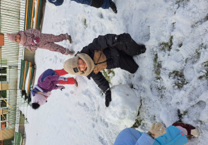 Dzieci podczas budowania bałwanów