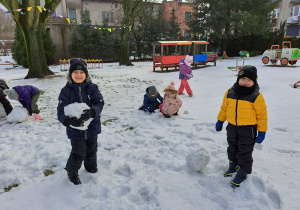Dzieci podczas budowania bałwanów