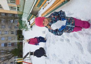 Dzieci podczas budowania bałwanów