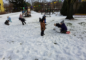 Dzieci podczas budowania bałwanów