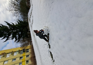 Chłopiec toczący kulę