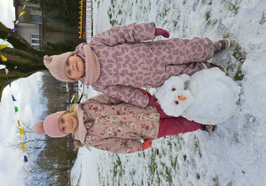 Dwie dziewczynki z bałwankiem