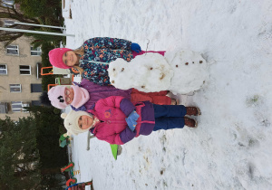 Trzy dziewczynki z bałwankiem