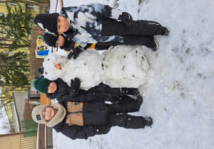 Czterech chłopców z bałwankiem